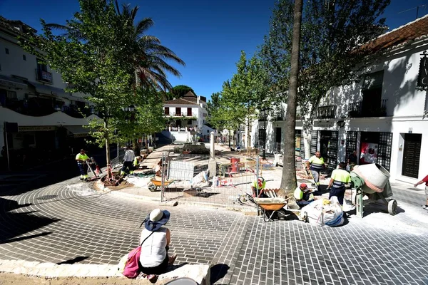 Toursits Observant Les Constructeurs Sur Place Village Mijas Espagne Juin — Photo