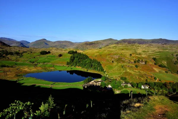 Watendlath Tarn Terletak Bawah Fells — Stok Foto