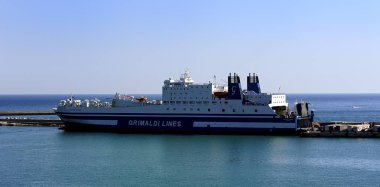 Euroferry Egnazia, bağlantı noktası, Salerno, İtalya - Temmuz 2018: Egnazia taşıdığı yükleme