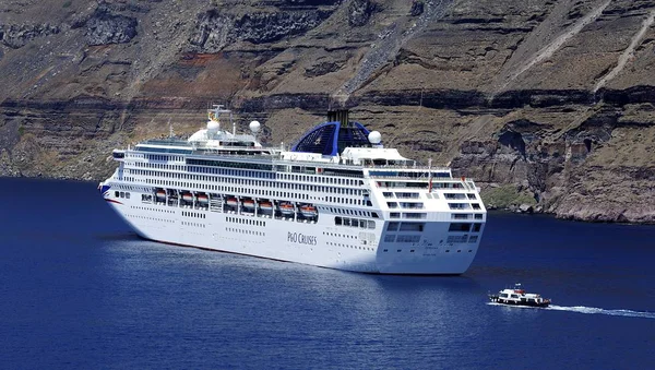 Oceania Santorini Grecia Luglio Nave Crociera Ancorata Santorini — Foto Stock