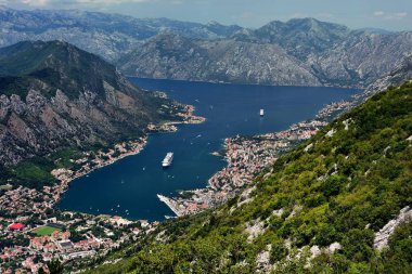 Crown Princess ve Norveç star, Kotor, Montengero: 18 Temmuz - deniz prenses ve Norveççe, çapa Kotor Bay star