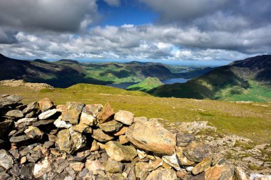 Güneş ışığı Rannerdale Knotts ve Cummock su