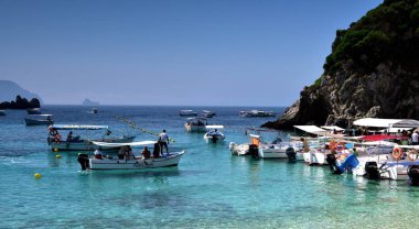 Palaiokastritsa, Corfu, Yunanistan - Temmuz 18:Families Palaiokastritsa plaj keyfi