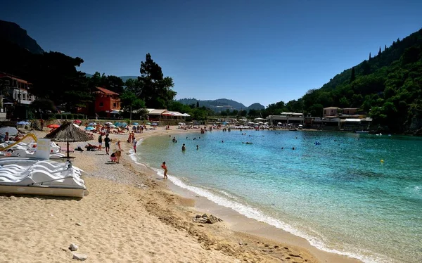 Palaiokastritsa Corfu Grécia Julho Famílias Desfrutando Praia Palaiokastritsa — Fotografia de Stock