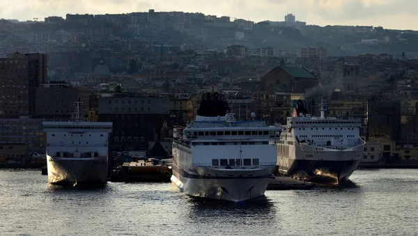 Feribotlar Naples Talya Temmuz Three Feribot Çapa Napoli — Stok fotoğraf