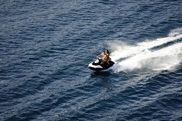 Kotor Bay Montengero Julio Pareja Divirtiéndose Una Embarcación Recreativa — Foto de Stock