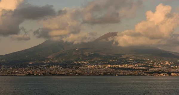 Låga Moln Nedanför Toppen Mount Vesuvius Vid Solnedgången — Stockfoto