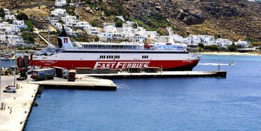 Bağlantı noktası, Mykonos, Yunanistan - 6 Temmuz 18; Hızlı feribotlar onun sonraki kargo alarak Andros