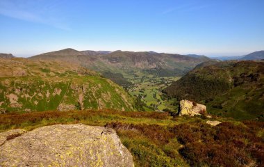 Borrowdale ve kartal kaya üzerinden Rosthwaite