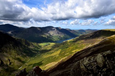Buttermere Vadisi çevreleyen dağlar