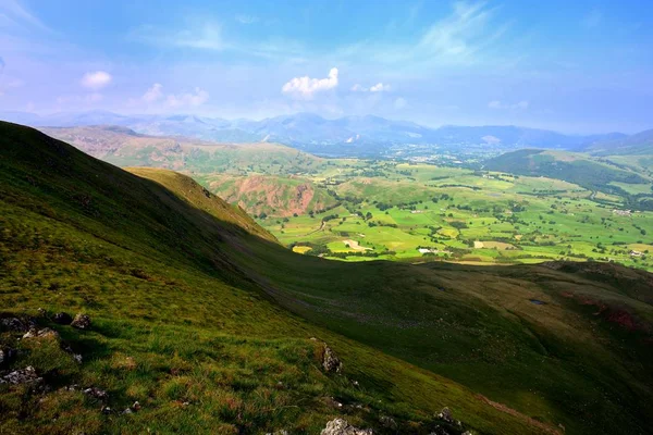 Johns Vale Yeşil Mera Üzerinde Güneş Işığı — Stok fotoğraf