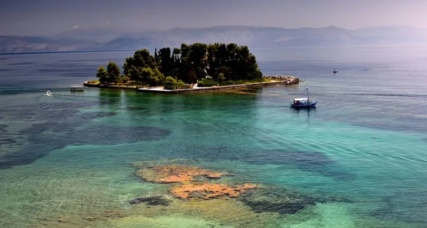 Mouse Adası, Corfu - Temmuz 18:Clear su huzurlu fare adanın etrafında