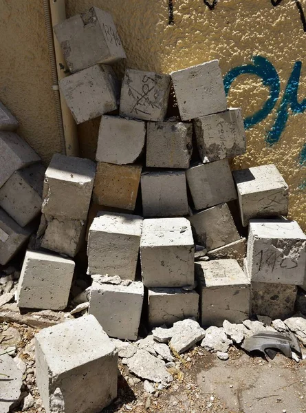 Concrete test blocks tested to destruction