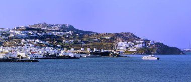 Güneş ışığı beyaz evler Mykonos üzerinde