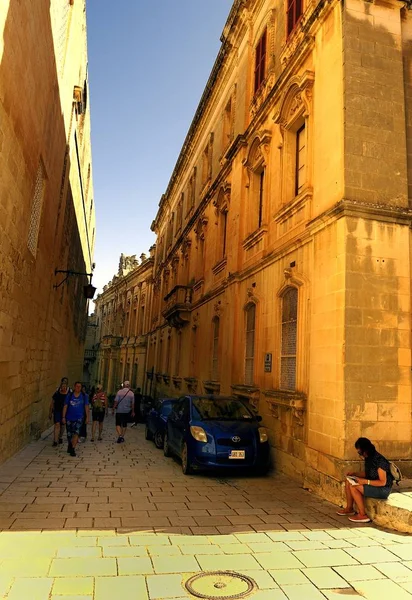 Mdina Malta Ottobre 2018 Turisti Auto Parcheggiate Una Stradina Mdina — Foto Stock