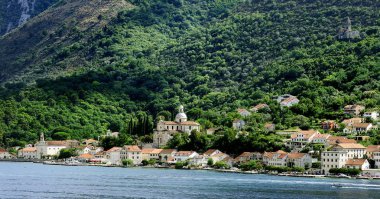 Aşağıda dağların Parast Köyü