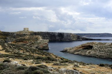 Coimino, Malta - 12 Ekim 2018:Visitors expoloring uçuruma Comino ve St Marys izliyor Kulesi