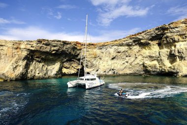 Comino'daki, Malta - çapa Comino kayalıklardan aşağı, 12 Ekim 2018:Catamaran