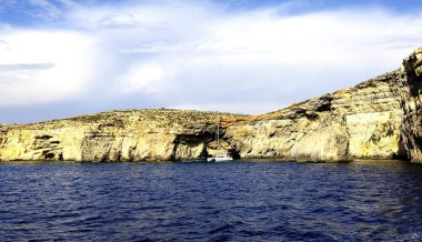 Comino'daki, Malta - çapa Comino kayalıklardan aşağı, 12 Ekim 2018:Catamaran