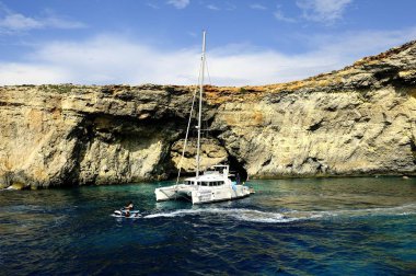 Comino'daki, Malta - çapa Comino kayalıklardan aşağı, 12 Ekim 2018:Catamaran