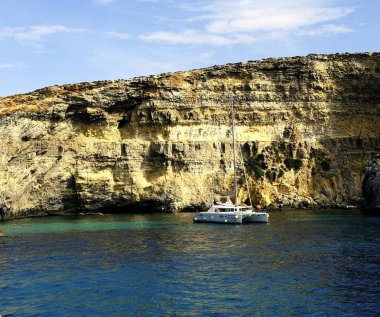Comino'daki, Malta - çapa Comino kayalıklardan aşağı, 12 Ekim 2018:Catamaran