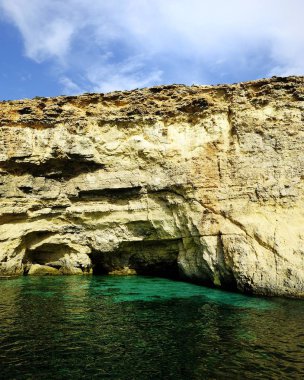 Uçuruma Comino ve St Marys izliyor Kulesi