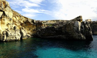 Uçuruma Comino ve St Marys izliyor Kulesi