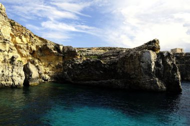 Uçuruma Comino ve St Marys izliyor Kulesi