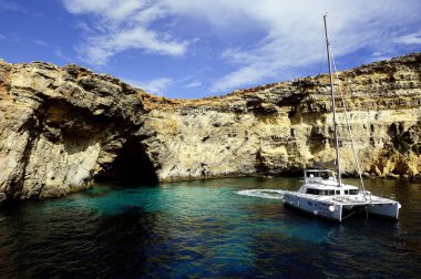Comino'daki, Malta - çapa Comino kayalıklardan aşağı, 12 Ekim 2018:Catamaran
