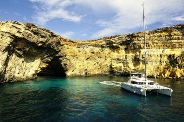 Comino'daki, Malta - çapa Comino kayalıklardan aşağı, 12 Ekim 2018:Catamaran