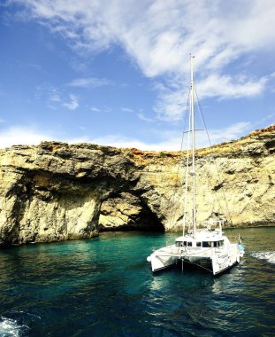Comino'daki, Malta - çapa Comino kayalıklardan aşağı, 12 Ekim 2018:Catamaran