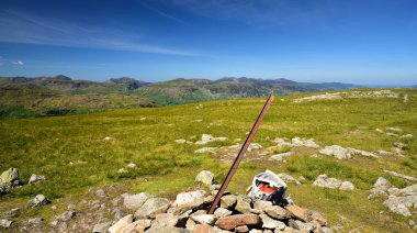 Cairn ve işaret Ullscarf üzerinde yürüyüşe sırt çantası