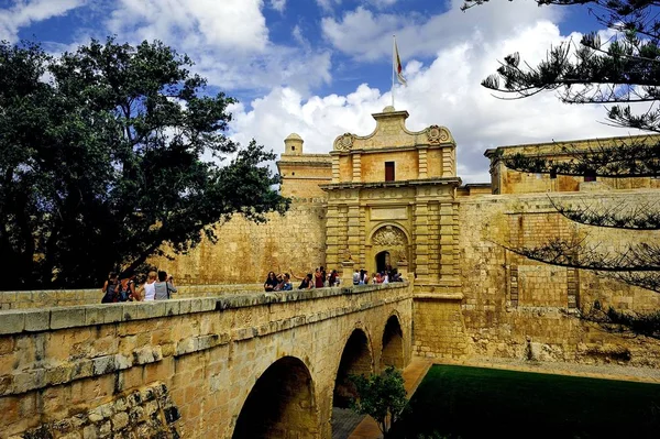 Mdina Malta Octubre 2018 Tours Visitantes Cruzando Puente Hacia Ciudad —  Fotos de Stock