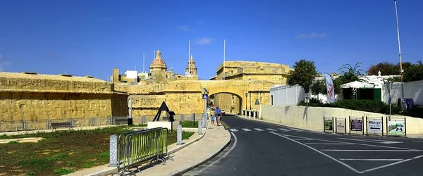 Mdina Malta Ottobre 2018 Toursits Visitatori Che Attraversano Ponte Nella — Foto Stock