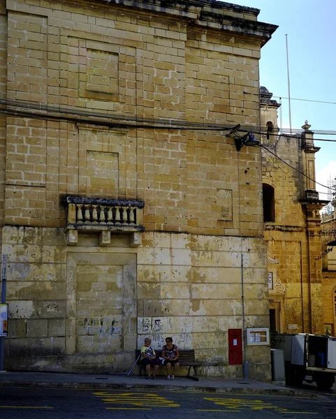 Birgu Malta Ottobre 2018 Due Vecchiette Che Incollano Momento Della — Foto Stock