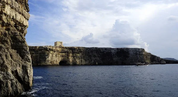 Coimino Malta Octubre 2018 Visitantes Expolorizando Los Acantilados Torre Vigilancia —  Fotos de Stock
