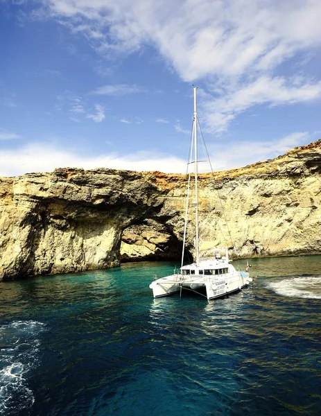 Comino'daki, Malta - çapa Comino kayalıklardan aşağı, 12 Ekim 2018:Catamaran