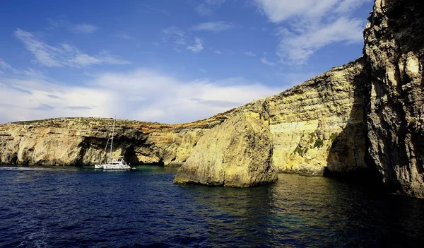 Comino Malte Octobre 2018 Catamaran Ancre Sous Les Falaises Comino — Photo