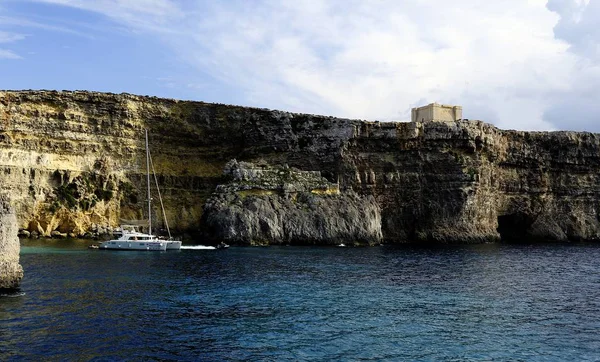 Comino Malta Octubre 2018 Catamarán Fondeado Bajo Los Acantilados Comino —  Fotos de Stock