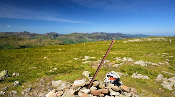 Cairn ve işaret Ullscarf üzerinde yürüyüşe sırt çantası