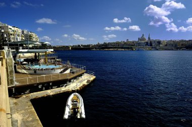 Mount Careml Our Lady Sliema, Malta - 10 Temmuz 2018:Ballisca yukarıda Sliema ve eski şehir Valletta Limanı