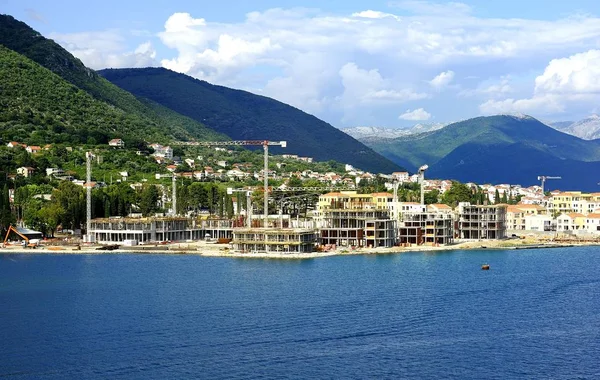 Которский Залив Монтенгеро Июля 2018 Года Строительство Новых Многоквартирных Домов Лицензионные Стоковые Фото