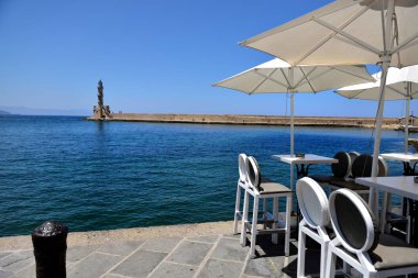 Hanya, Girit-5 Temmuz 2018: Venedik deniz feneri ve Hanya limanının bir restoranı