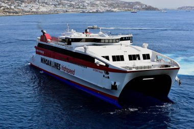 Mykonos Limanı, Yunanistan-6 Temmuz 18; Minian hatları Highspeed feribot Santorini Sarayı yerleştirme önce tornalama