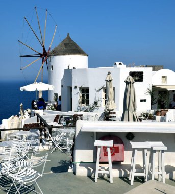 Oia, Santorini, Yunanistan-8 Temmuz 2018: turistler uçurumun kenarında Restoran enjoyign