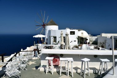 Oia, Santorini, Yunanistan-8 Temmuz 2018: turistler uçurumun kenarında Restoran enjoyign