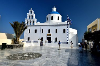 Oia, Santorini, Yunanistan-8 Temmuz 2018: ziyaretçiler Ekklisia Panagia Platsani Church fotoğraf çekmek