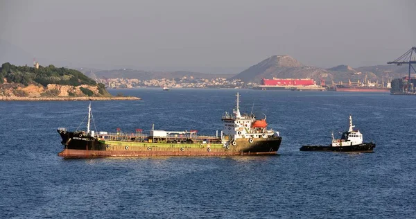 Piraeus Atina Yunanistan Temmuz 2018 Piraeus Limanında Ege Esintisi Römorkör — Stok fotoğraf