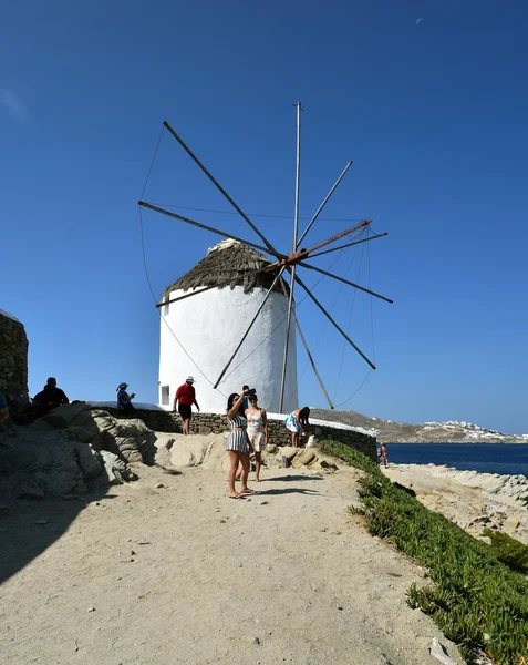 Mykonos Creta Julio 2018 Posando Por Los Molinos Viento Blancos —  Fotos de Stock