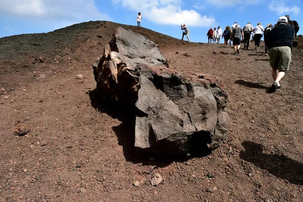 Mount Etna Sicílie Červenec 2018 Turisté Chodící Kolem Lávové Bomby — Stock fotografie